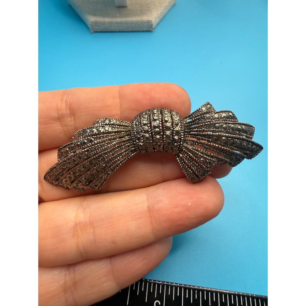 JJ Jonette Jewelry Vintage Marcasite Style Bow Brooch Silver Tone Ribbon Pin‎